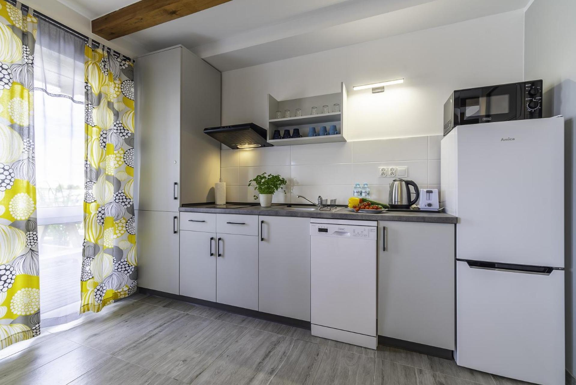 Frajda Domki - Apartamenty 6-Osobowe - Salon I Dwie Sypialnie Oraz Studia 4-Osobowe - Pokoj Z Aneksem Kuchennym Rewal Esterno foto