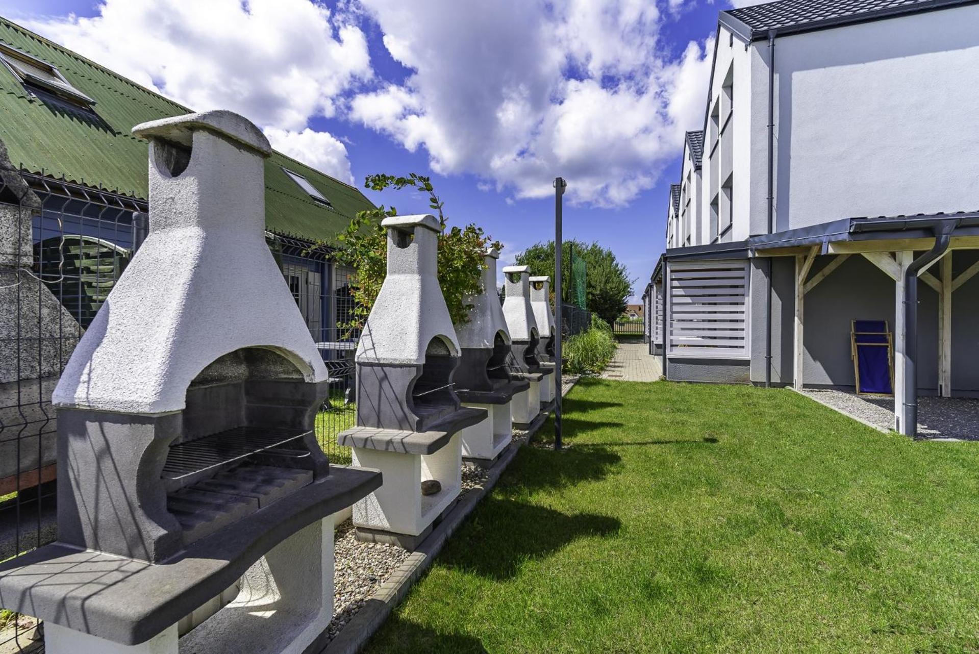 Frajda Domki - Apartamenty 6-Osobowe - Salon I Dwie Sypialnie Oraz Studia 4-Osobowe - Pokoj Z Aneksem Kuchennym Rewal Esterno foto